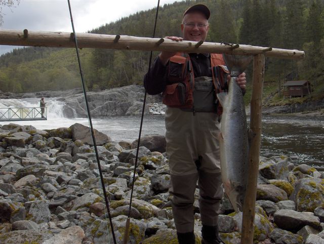 Årets første laks ble tatt i Stordalselva i natt